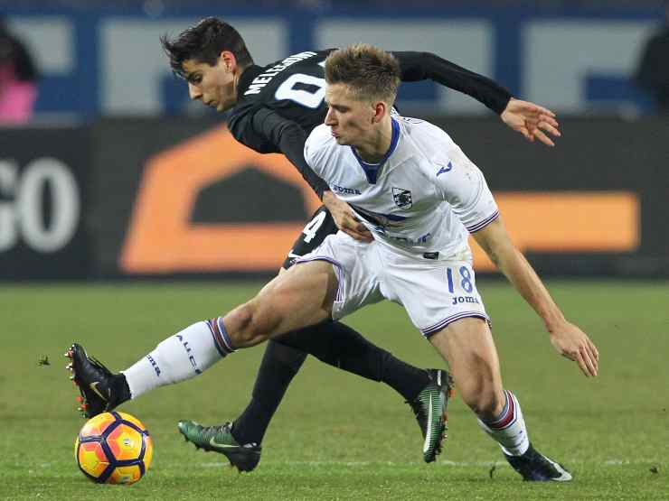 Da sinistra: Filippo Melegoni dell'Atalanta a duello con Dennis Praet della Sampdoria, 22 gennaio 2017 (foto di Marco Luzzani/Getty Images)