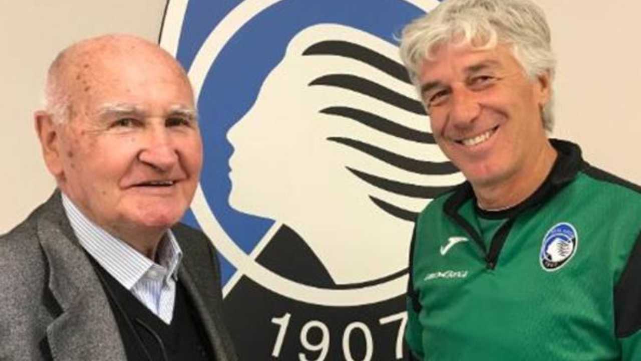 Da sinistra: l'ex calciatore e talent-scout Mino Favini con l'allenatore Gian Piero Gasperini nella sede dell'Atalanta, anno 2017 (foto © Atalanta Bergamasca Calcio)