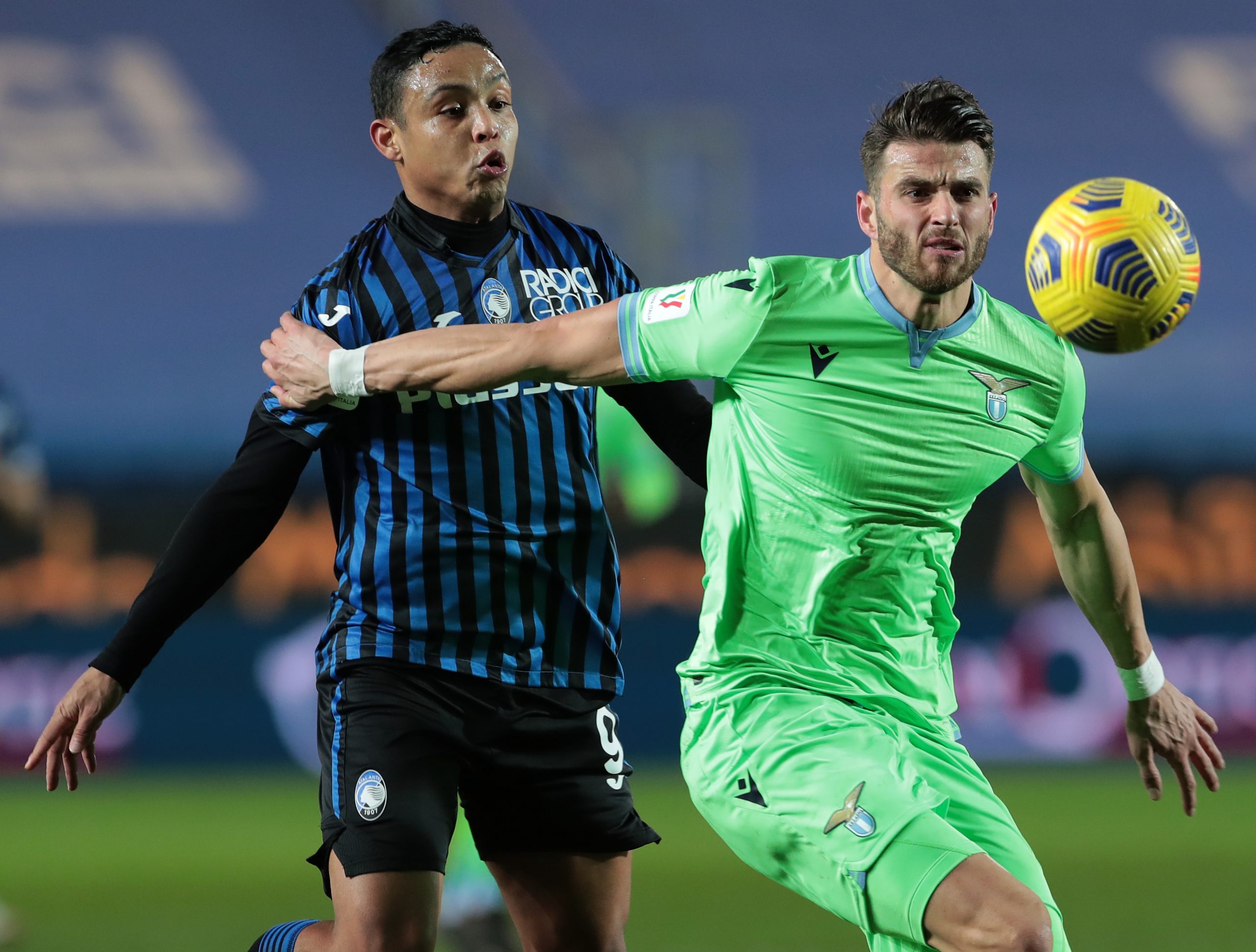 Da sinistra: Luis Muriel dell'Atalanta si contende il pallone con Wesley Hoedt della Lazio nella partita di Coppa Italia del 27 gennaio 2021 (foto di Emilio Andreoli/Getty Images)