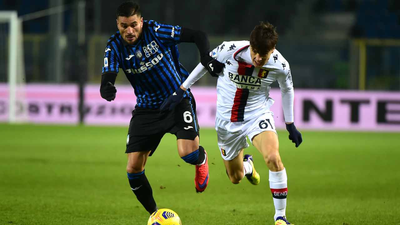 Da sinistra: Jose Palomino dell'Atalanta protegge il pallone da Eldor Shomurodov del Genoa, 17 gennaio 2021 (foto di Pier Marco Tacca/Getty Images)