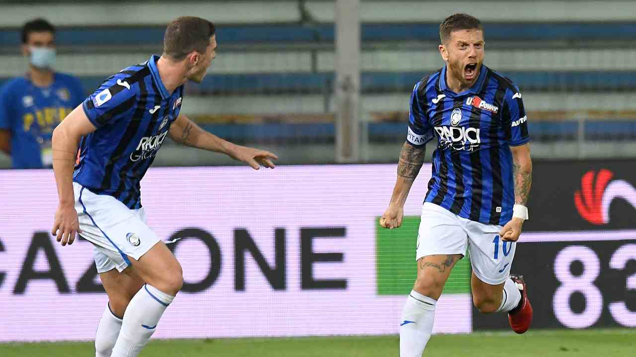 Da destra: il centrocampista Papu Gomez festeggia il gol contro il Parma, 28 luglio 2020 (foto di Alessandro Sabattini/Getty Images)