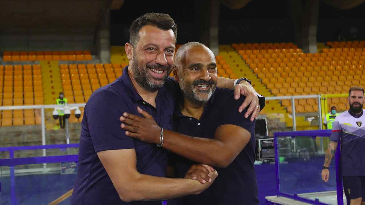 Da sinistra: Roberto D'Aversa e Fabio Liverani quando erano rispettivamente allenatori del Parma e del Lecce, 2 agosto 2020 (foto di Maurizio Lagana/Getty Images)