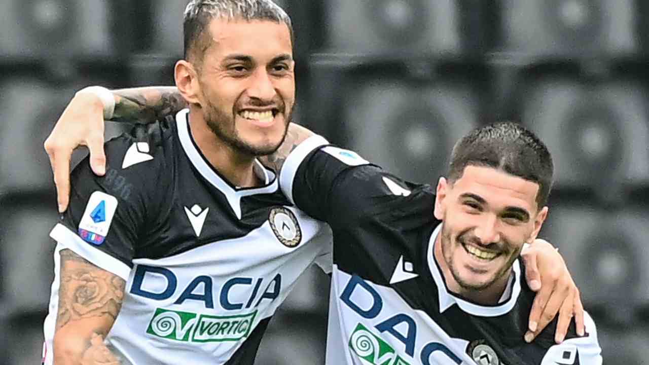 Udinese, da sinistra: Rodrigo De Paul festeggia con Roberto Pereyra dopo aver segnato un gol al Milan, 1 novembre 2020 (foto di Andreas Solard/AFP via Getty Images)