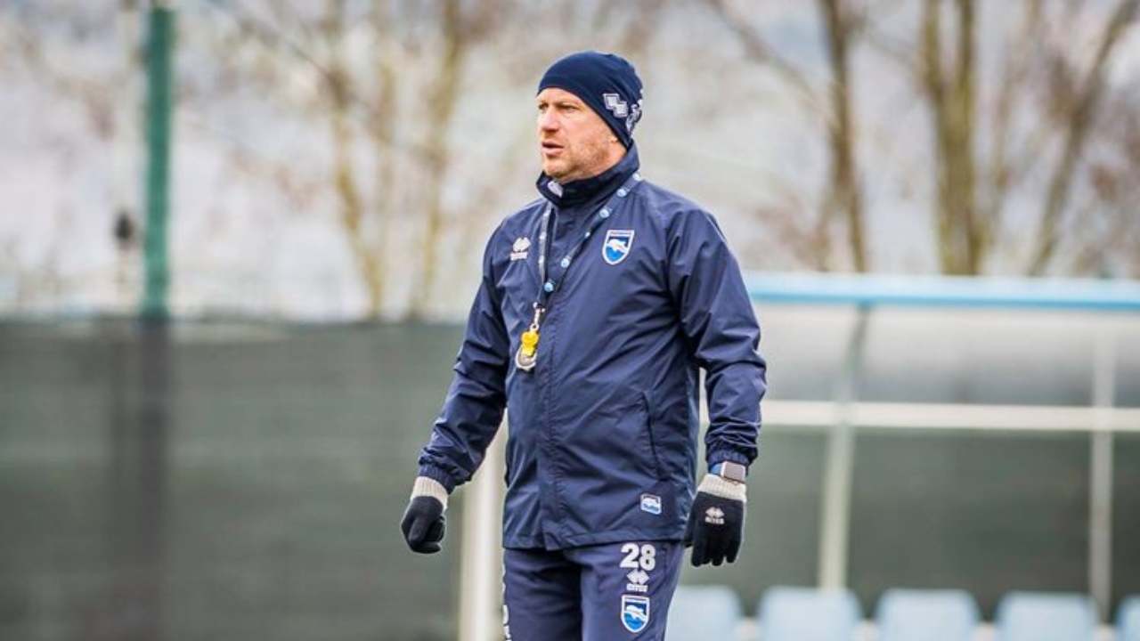 Pescara, l'allenatore Roberto Breda a bordocampo durante gli allenamenti, gennaio 2021 (foto © Pescara Calcio)