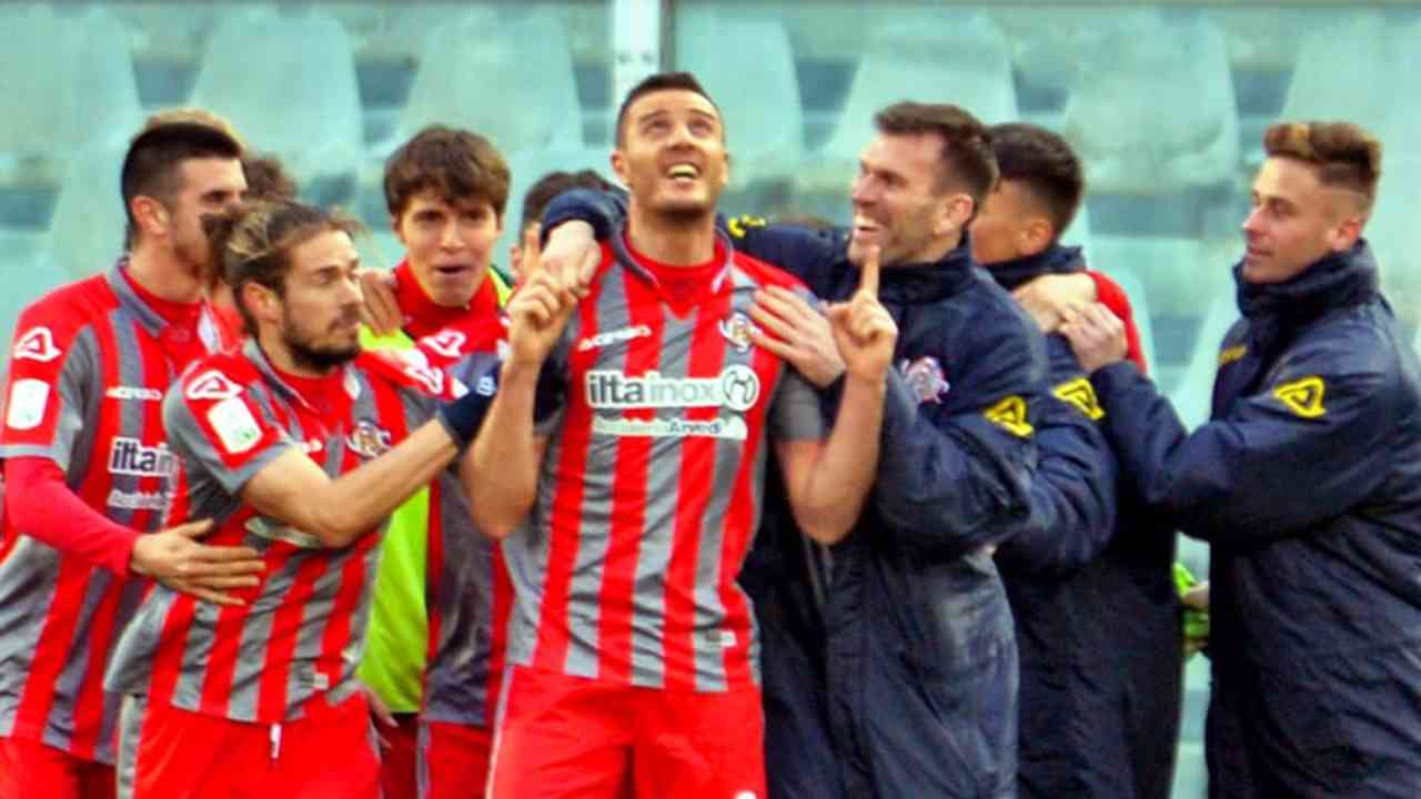 La Cremonese festeggia la vittoria 0-2 sul Pescara arrivata con il nuovo allenatore Fabio Pecchia (foto © US Cremonese)