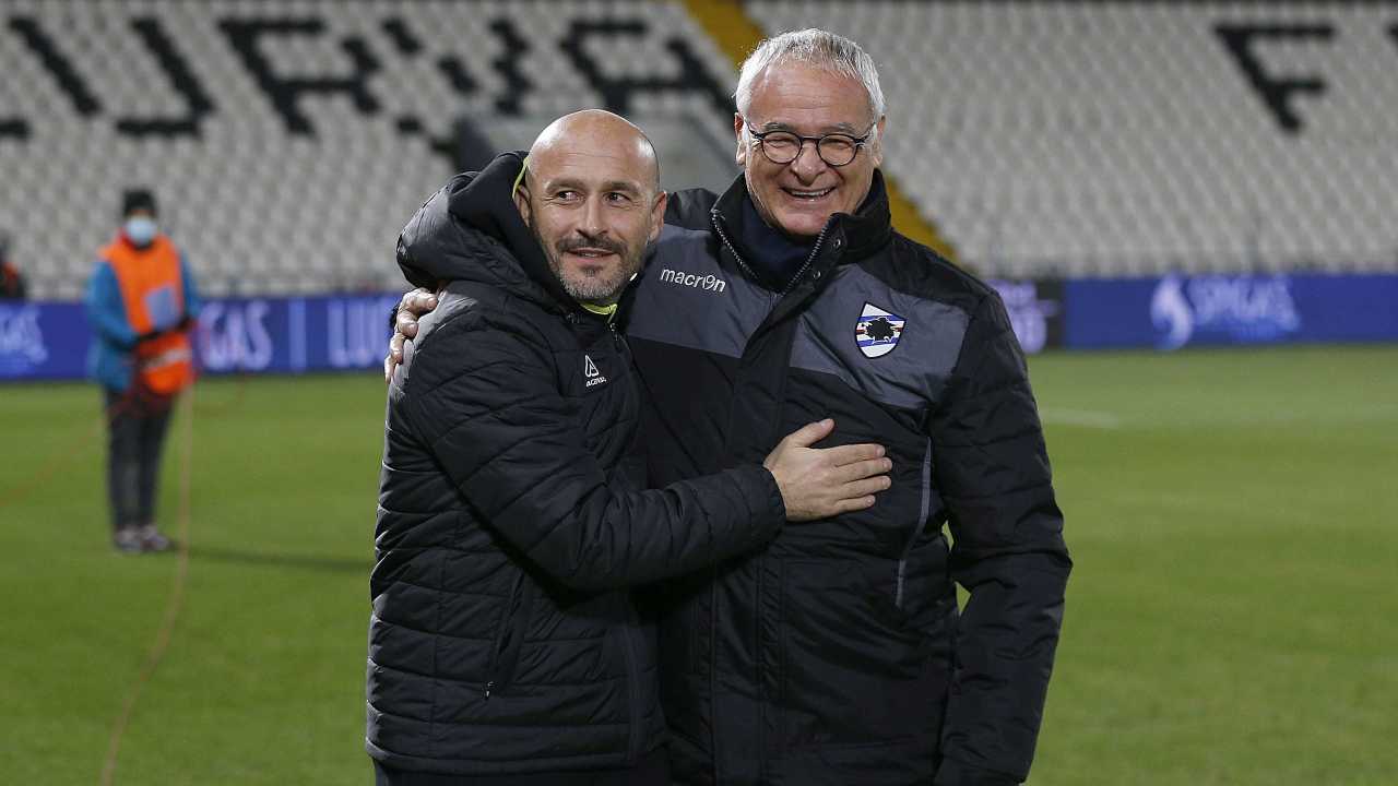 Da sinistra: Vincenzo Italiano e Claudio Ranieri posano insieme prima della partia Spezia-Sampdoria dell'11 gennaio 2021 (foto di Gabriele Maltinti/Getty Images)