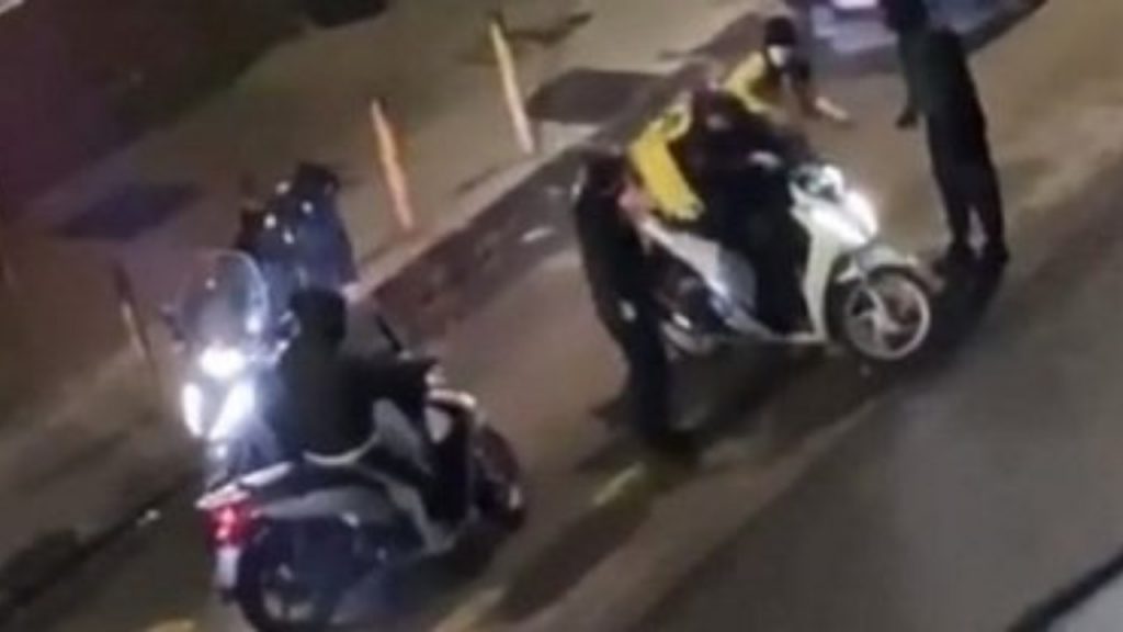 Napoli, in 6 aggrediscono un rider, lo picchiano e gli portano via lo scooter [VIDEO]