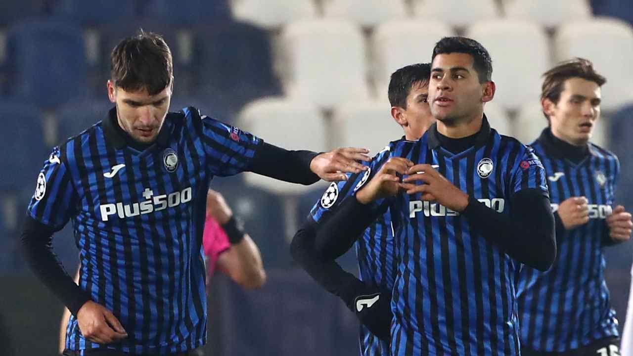 Atalanta, in primo piano: Cristian Romero festeggia il suo gol contro il Midtjylland, 1 dicembre 2020 (foto di Marco Luzzani/Getty Images)