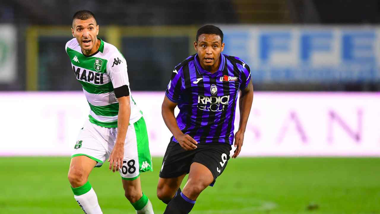 Da sinistra: Mehdi Bourabia del Sassuolo e Luis Muriel dell'Atalanta, 21 giugno 2020 (Photo by Miguel Medina/AFP via Getty Images)