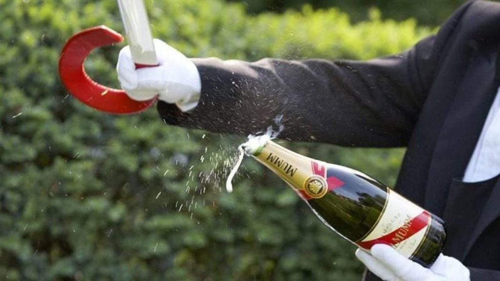 Come Sciabolare Una Bottiglia Con Bicchiere
