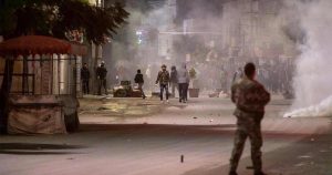notte di scontri in tunisia centinaia di arresti anche minorenni