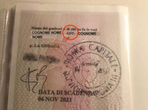 Comune sigla con «adottiva» il documento della figlia di due donne, ma la dicitura è vietata