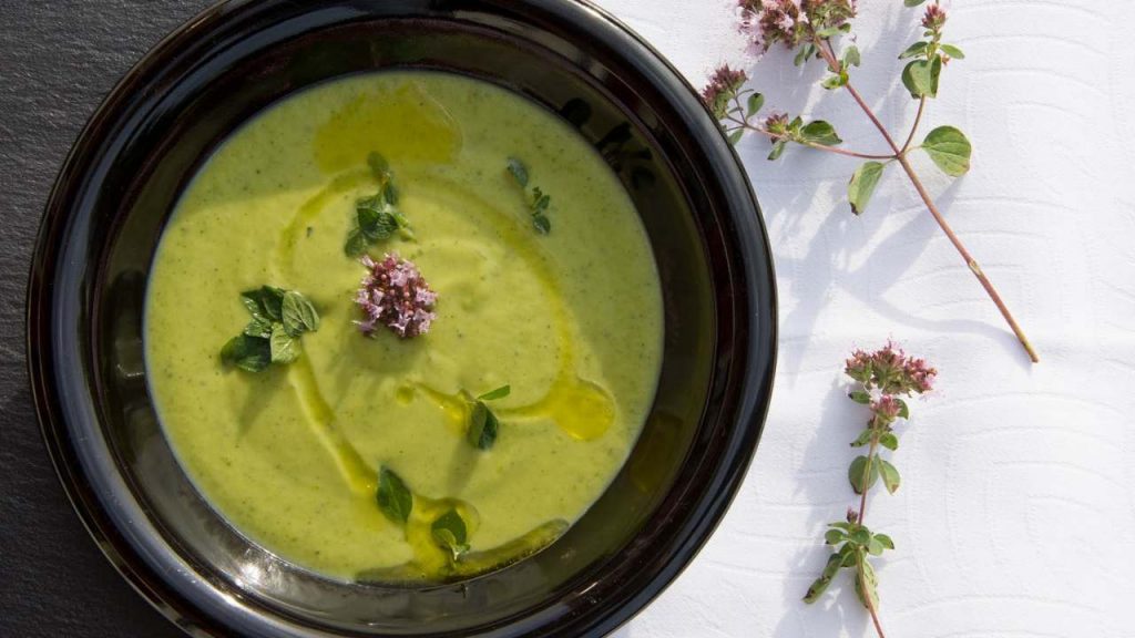 Vellutata di sedano rapa e spinaci, la ricetta | Una coccola dell’inverno