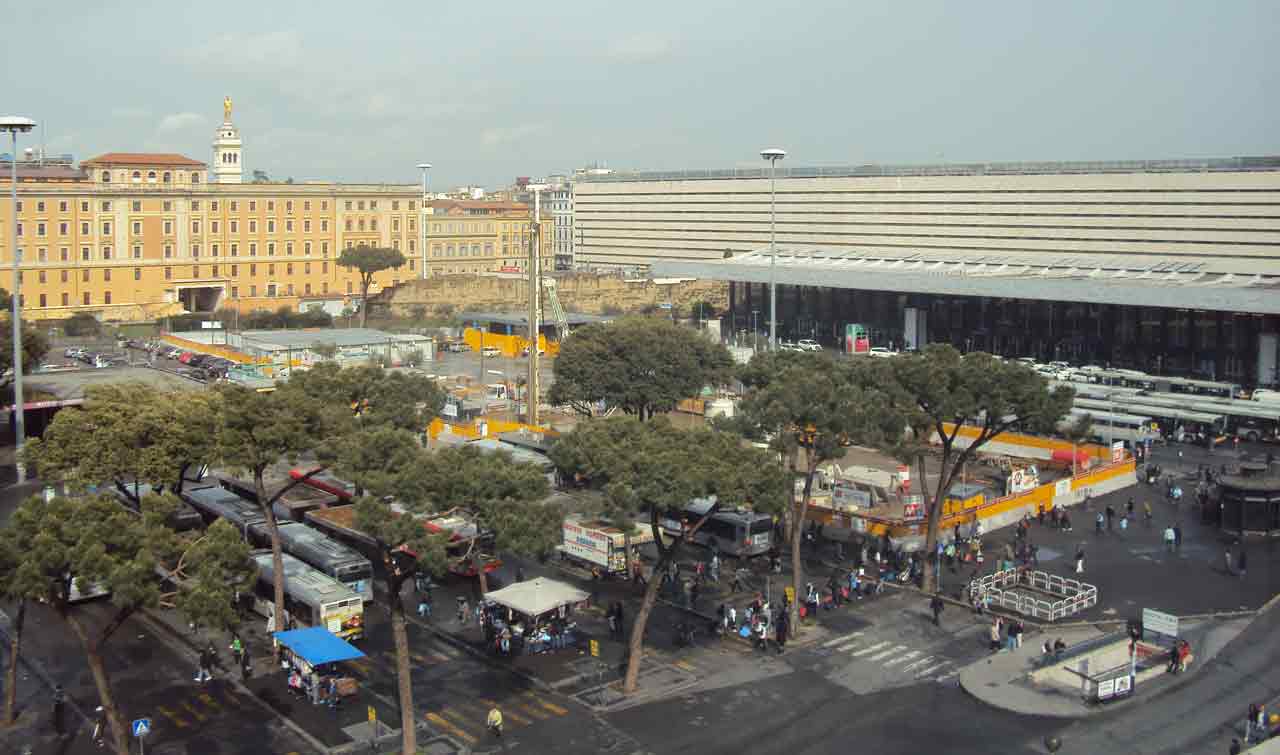 ambulante stazione strappa mascherina bacia donna condannato