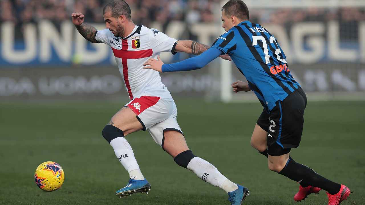 Da sinistra: Stefano Sturaro del Genoa a duello con Josip Ilicic dell'Atalanta, 2 febbraio 2020 (foto di Emilio Andreoli/Getty Images)