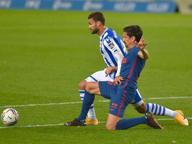 Da sinistra: l'attaccante del Real Societad Willian Jose e il centrocampista dell'Atletico Madrid Lucas Torreira, 22 dicembre 2020 (foto di Ander Gillenea/AFP via Getty Images)