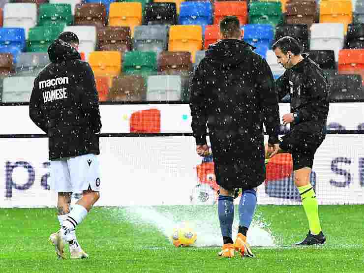 Da sinistra: Rodrigo De Paul dell'Udinese e Rafael Toloi dell'Atalanta verifificano l'agibilità del campo con l'arbitro Federico La Penna. La partita verrà rinviata. 6 dicembre 2020 (foto di Alessandro Sabattini/Getty Images)