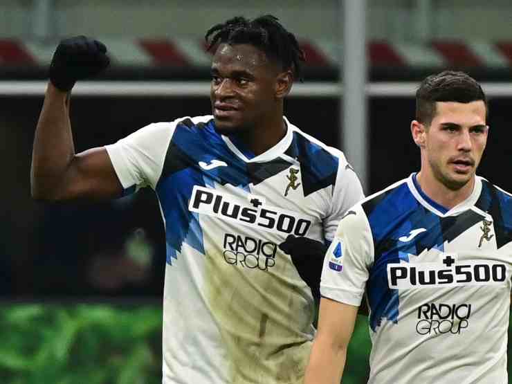 Atalanta, da sinistra: Duvan Zapata festeggia il gol dello 0-3 sul Milan con Robin Gosens, 12 gennaio 2021 (foto di Miguel Medina/AFP via Getty Images)