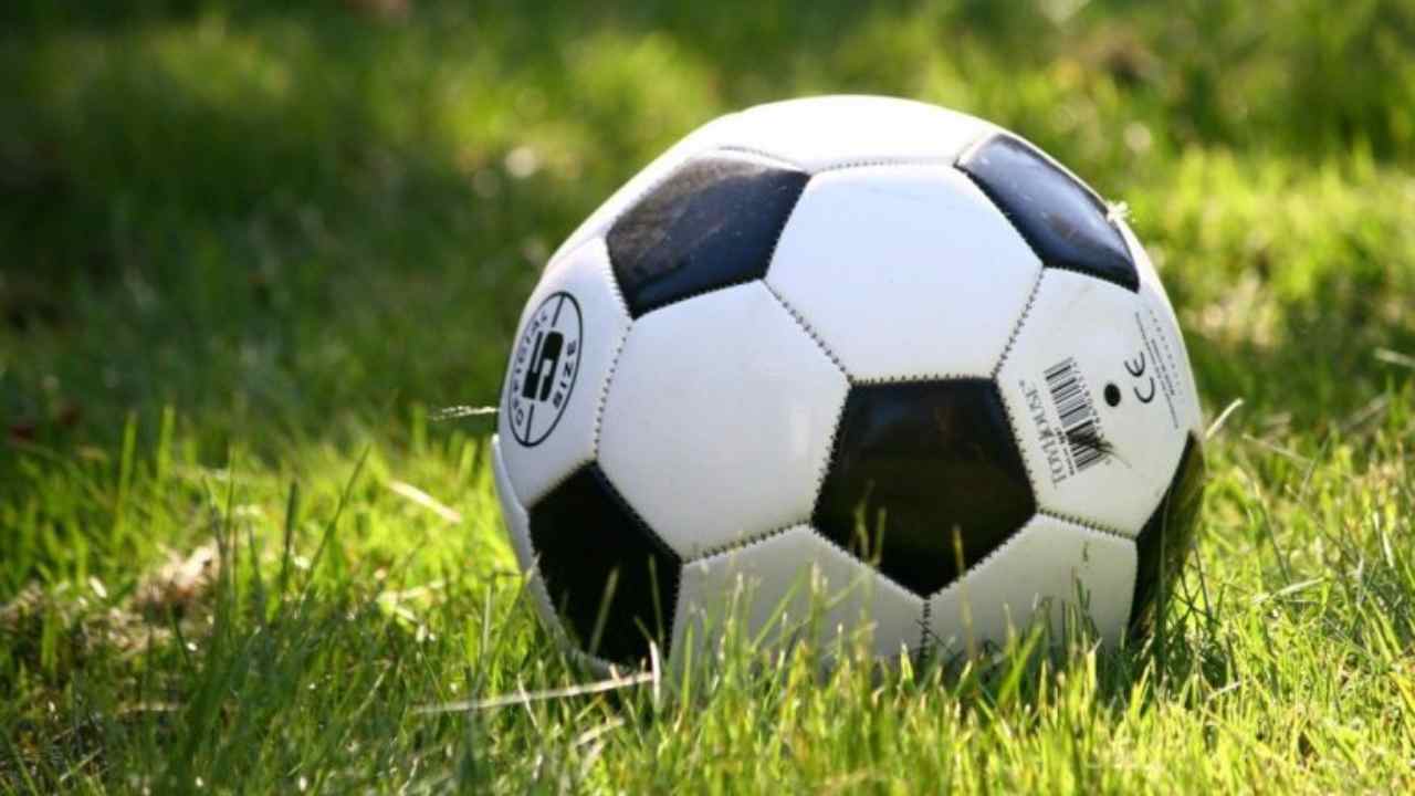 Cade E Sbatte La Testa Mentre Gioca A Pallone Grave 15enne