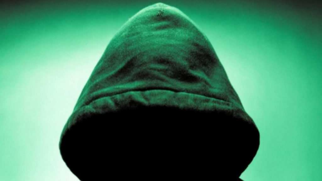 Usare immagini di altri su profili social è reato: Cassazione condanna un uomo