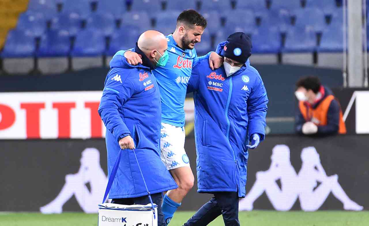 Kostas Manolas esce dal campo dolorante durante Genoa-Napoli. Getty Images