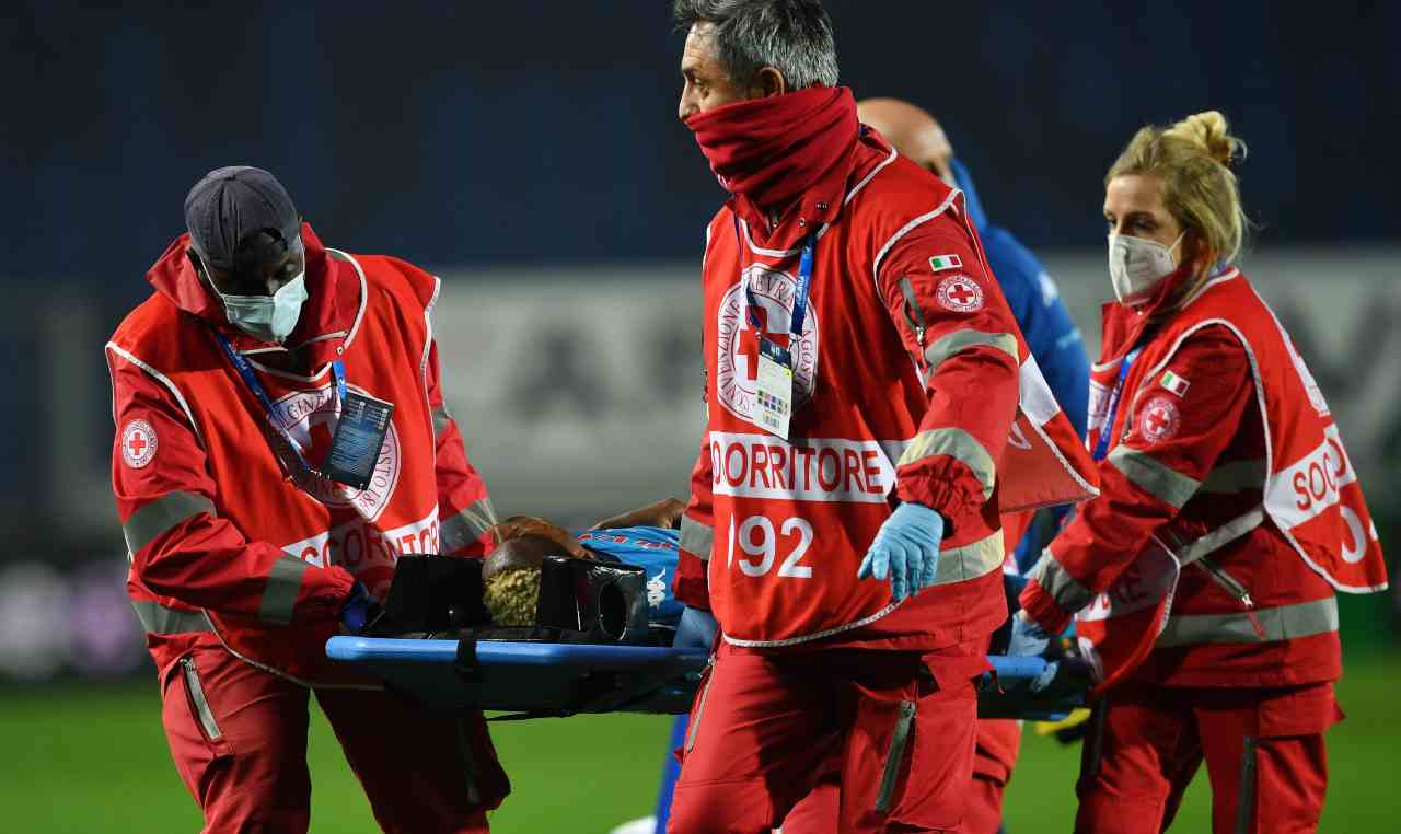 Victor Osimhen portato via in barella durante Atalanta-Napoli. Getty Images