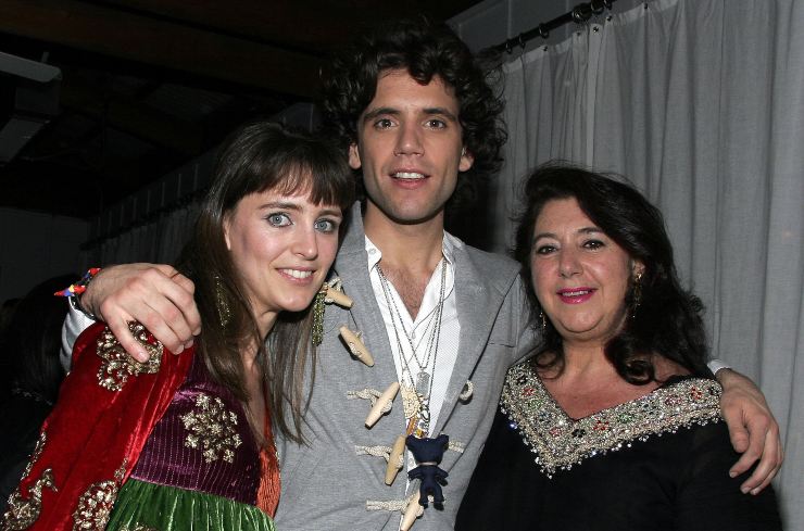 Mika con la sorella Yasmine e la madre Joannie. 