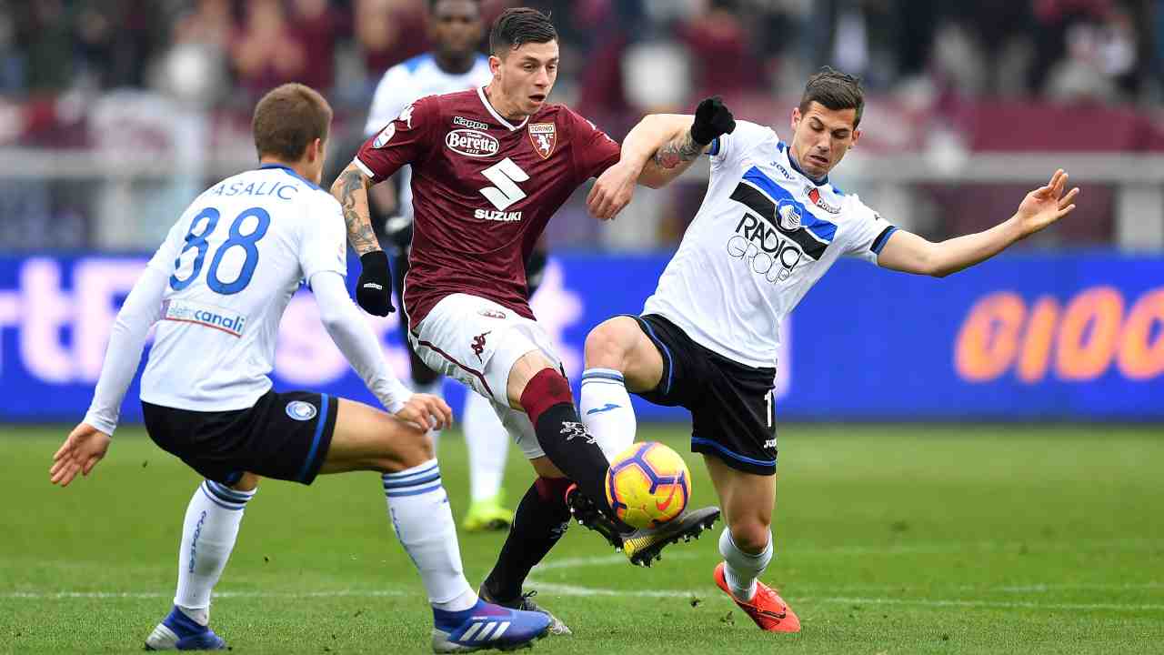 Da sinistra: Mario Pasalic dell'Atalanta guarda Daniele Baselli del Torino marcato dal compagno Remo Freuler, 23 febbraio 2019 (foto di Valerio Pennicino/Getty Images)