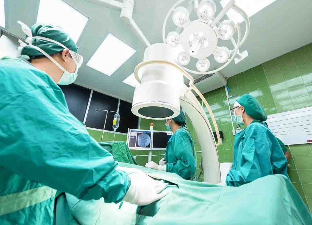 Parto durante un intervento al cervello: salve mamma e neonata