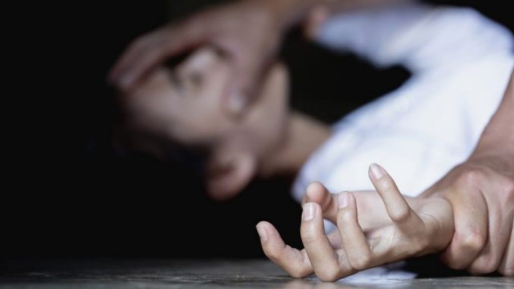 Sequestra e violenta due 13enni nel garage di casa per una notte intera: operaio arrestato
