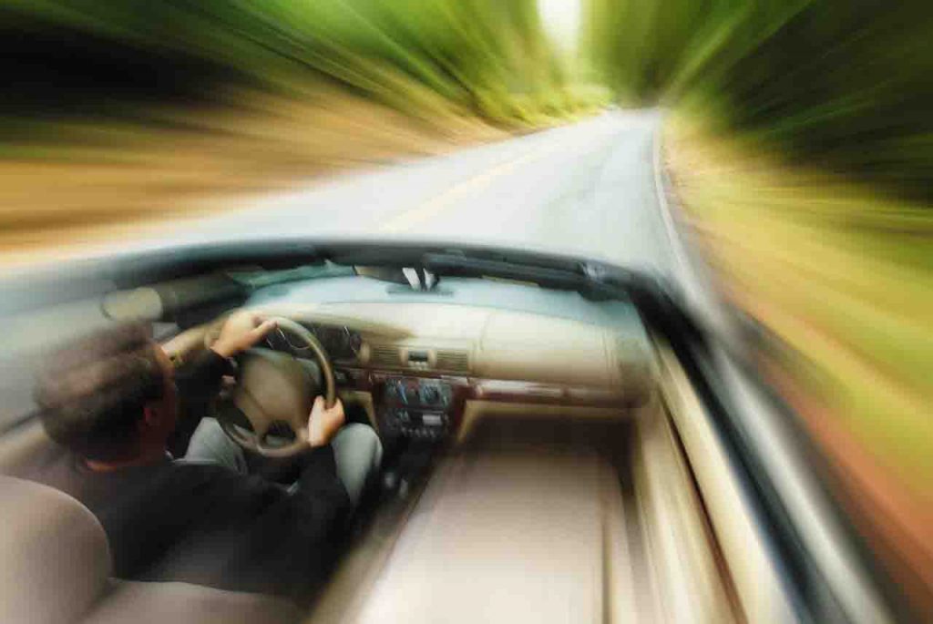 Viene percossa dal marito: per mettersi in salvo scende dall’auto in corsa