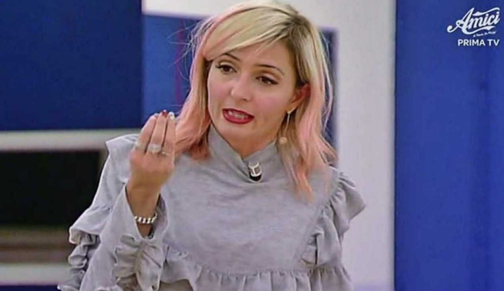 Veronica Peparini, selfie allo specchio in babydoll: la maestra di Amici è una bomba