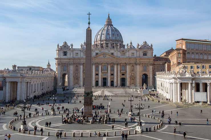 Abusi in Vaticano, spunta la lettera di una vittima al Papa