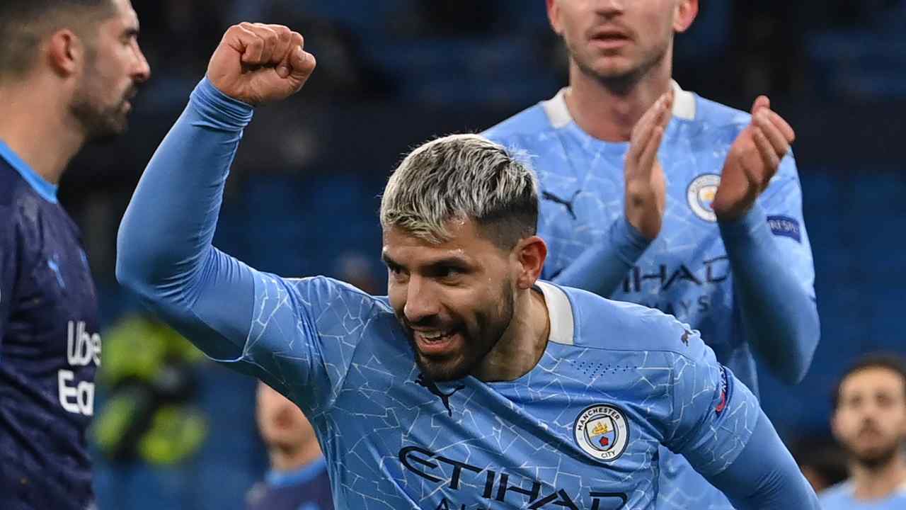 Manchester City, l'attaccante Sergio Aguero festeggia il suo gol nella gara di Champions League contro il Marsiglia, 9 dicembre 2020 (foto di Paul Ellis/AFP via Getty Images)