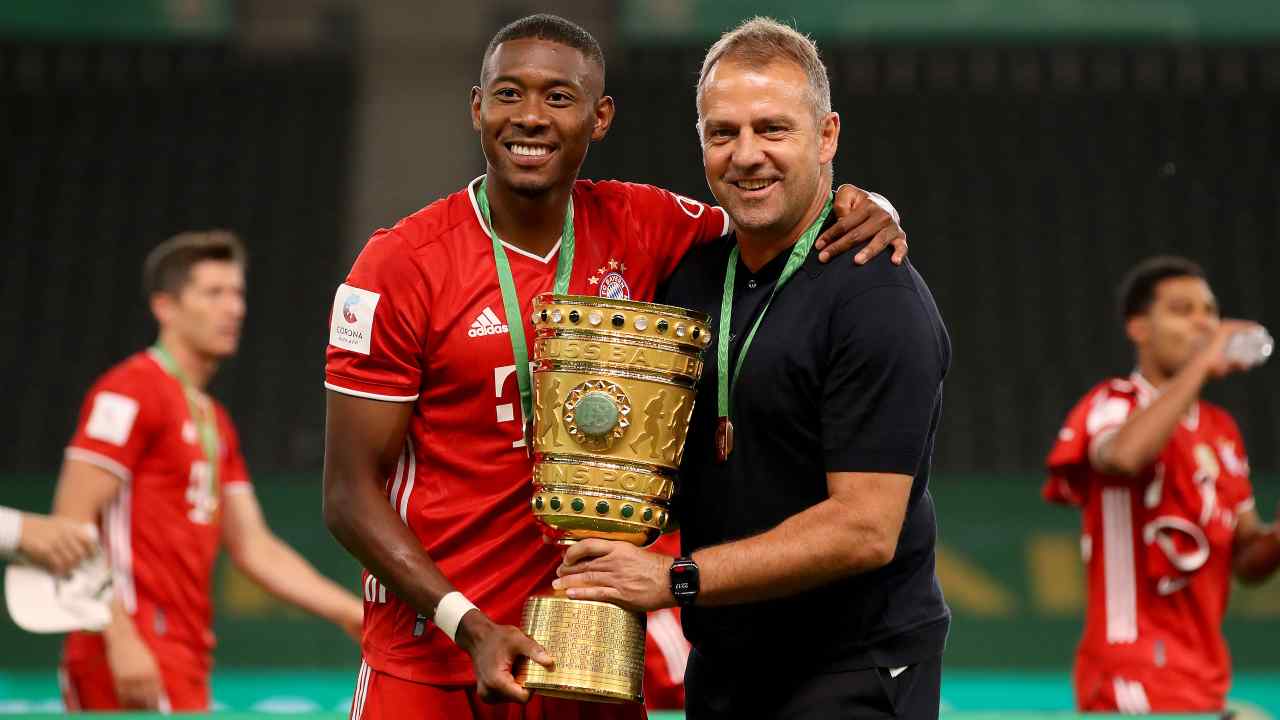 Bayern Monaco, da sinistra: il difensore David Alaba e l'allenatore Hansi Flick sollevano la Coppa di Germania dopo aver vinto contro il Bayer Leverkusen, 4 luglio 2020 (foto di Alexander Hassenstein/Getty Images)