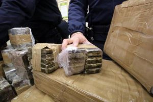 Arrestato capo ultras della Roma: in casa aveva 1 kg di hashish e 160 bombe carta