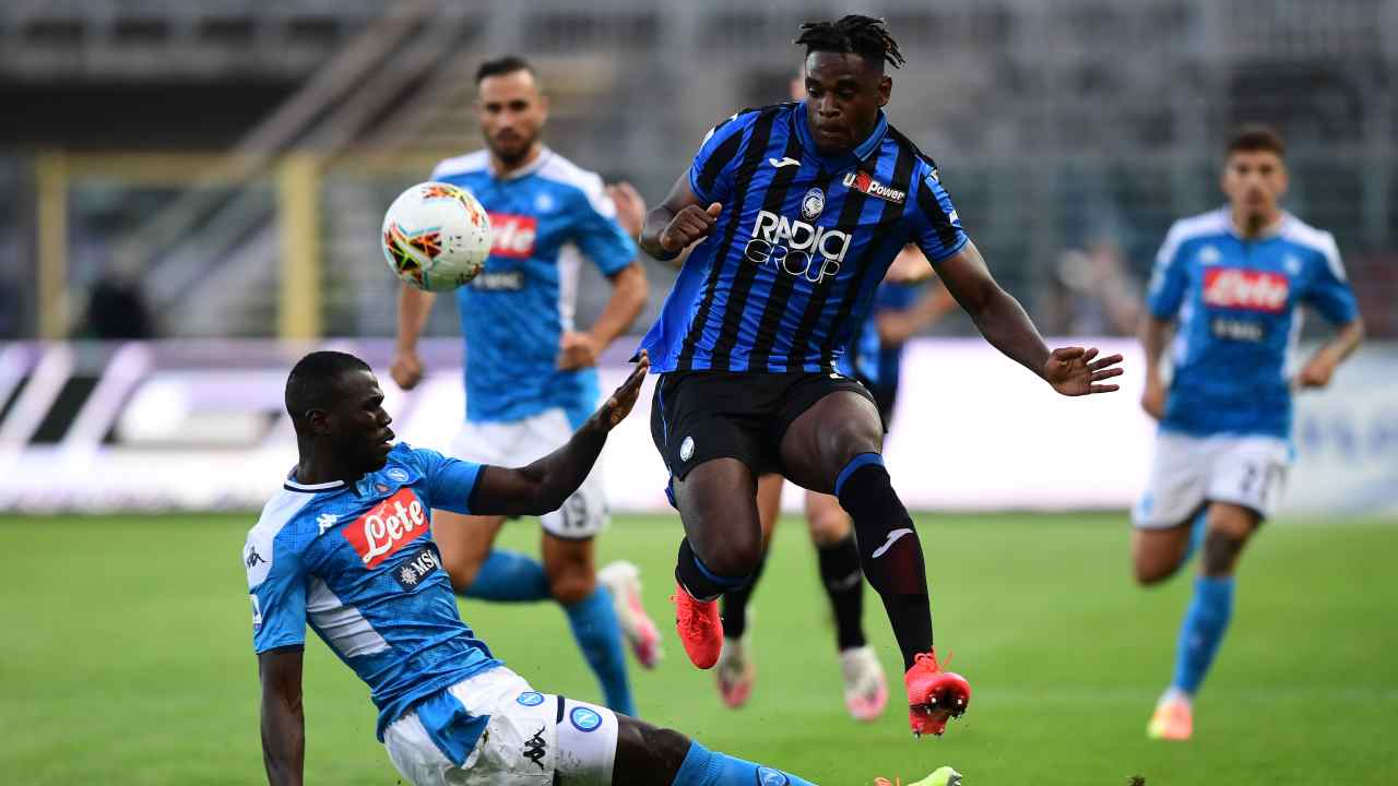 In primo piano da sinistra: Tiemoué Bakayoko del Napoli in ingresso su Duvan Zapata del Napoli durante la semi-finale di Coppa Italia del 10 febbraio 2021