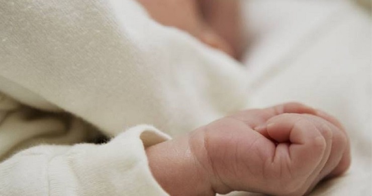 Bimbo di 2 anni muore per lesioni: fermato il compagno della madre