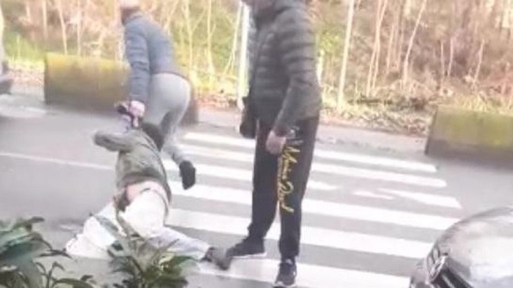 Botte, schiaffi e la minaccia “Di chi avrei paura io?”, poi lo getta nel fiume. Il video è virale [VIDEO]