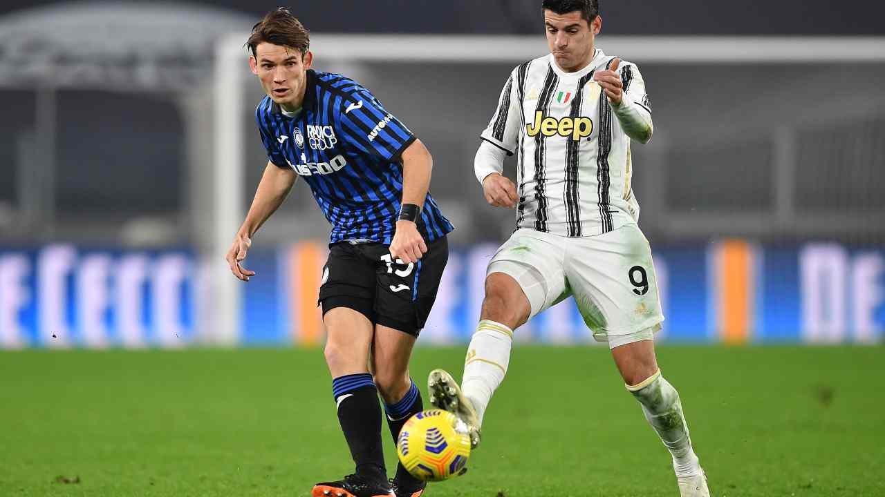 Da sinistra: Marten De Roon dell'Atalanta e Alvaro Morata durante la partita di Serie A del 16 dicembre 2020 (foto di Valerio Pennicino/Getty Images)