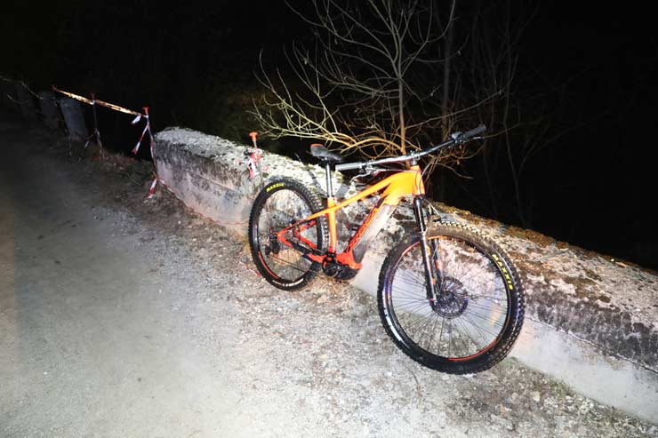 Perde il controllo della bici e cade nel burrone: Denis muore a 39 anni