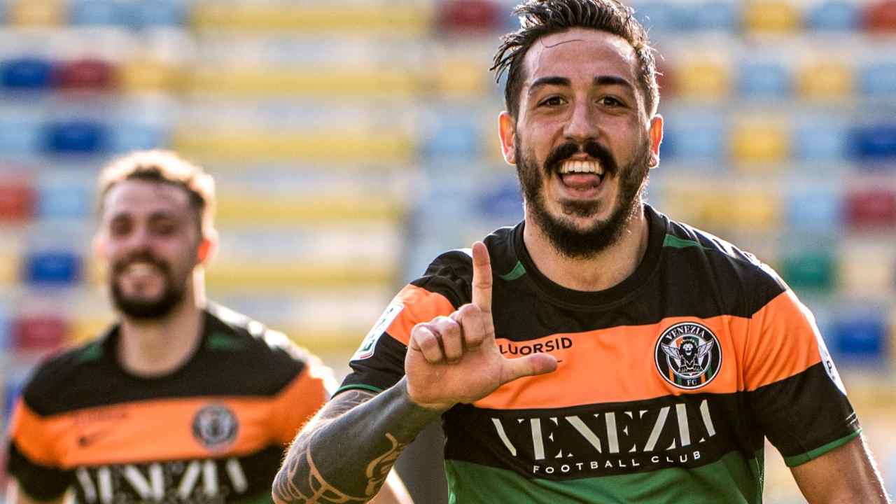 Venezia, in primo piano: Francesco di Mariano festeggia il suo gol e lo 0-2 con il Frosinone, 6 febbraio 2021 (foto © Venezia FC)