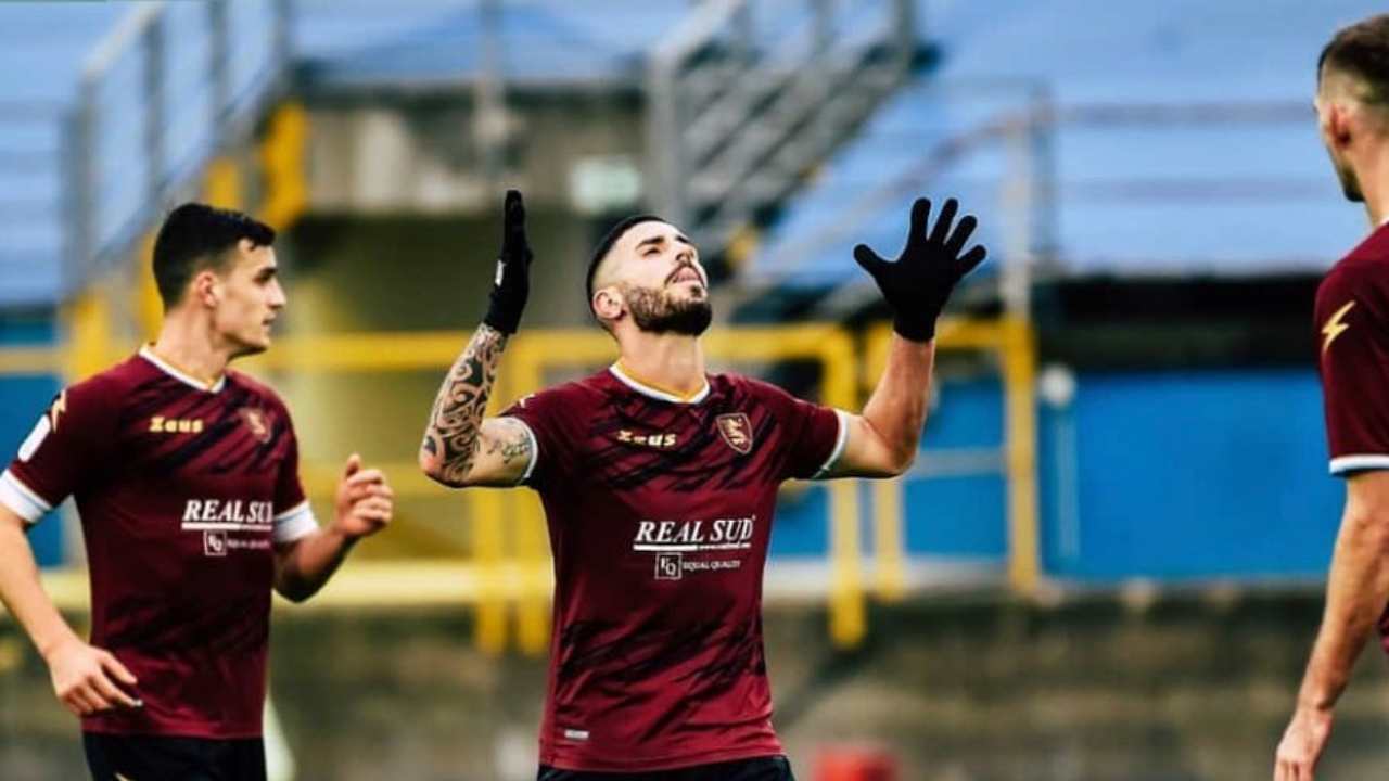 Salernitana, da sinistra: Patryk Dziczek e Gennaro Tutino in campo (foto Instagram @gennarotutino)