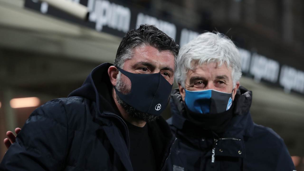 Da sinistra: l'allenatore dell'Atalanta Gian Piero Gasperini posa a bordocampo con l'allenatore del Napoli Gennaro Gattuso. Coppa Italia, 3 febbraio 2021 (foto di Emilio Andreoli/Getty Images)