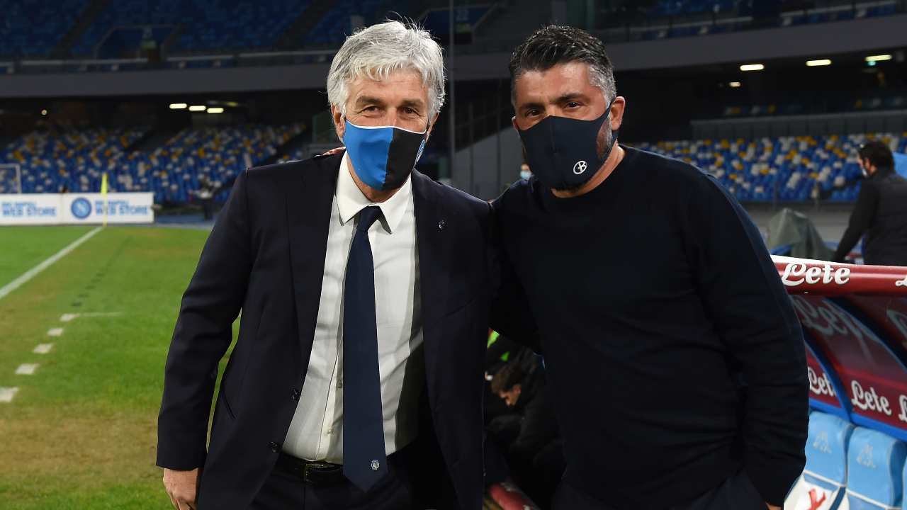 Da sinistra: l'allenatore dell'Atalanta Gian Piero Gasperini posa a bordocampo con l'allenatore del Napoli Gennaro Gattuso. Coppa Italia, 3 febbraio 2021 (foto di Francesco Pecoraro/Getty Images)