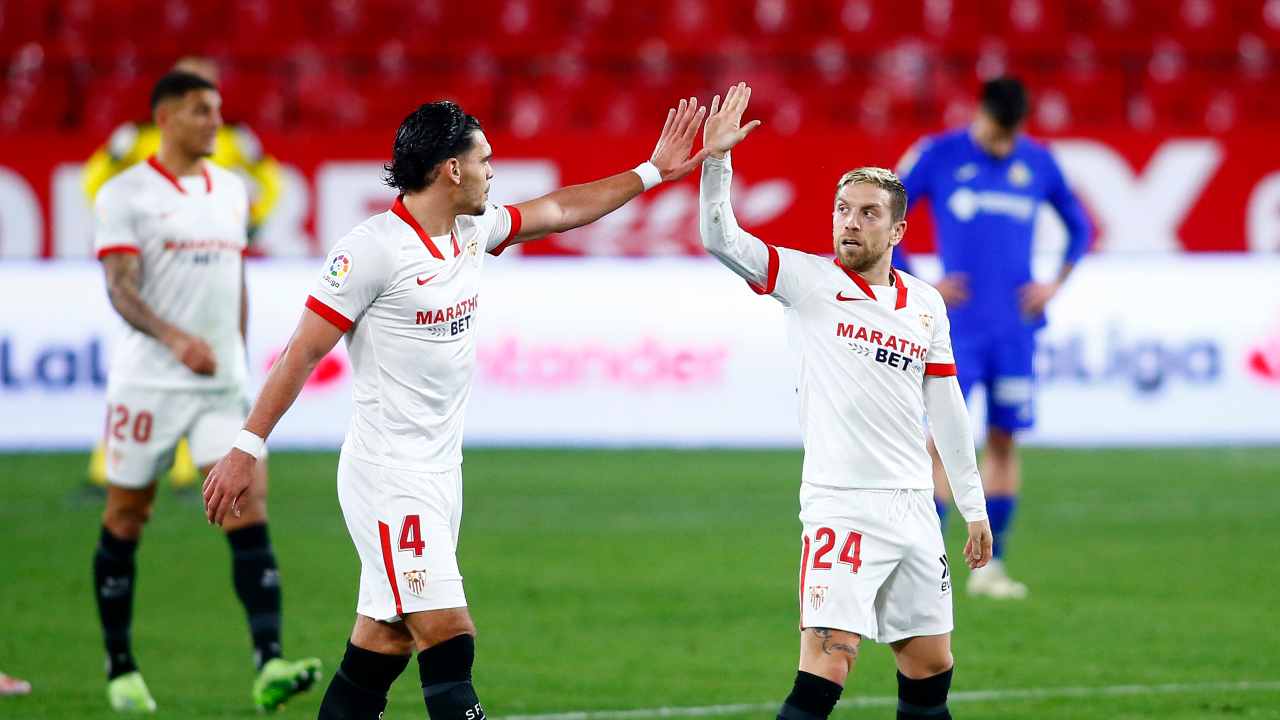 Siviglia, da destra in primo piano: Papu Gomez festeggia con Karim Rekik il. secondo gol dei rojiblancos al Getafe, 6 febbraio 2021 (foto di Fran Santiago/Getty Images)