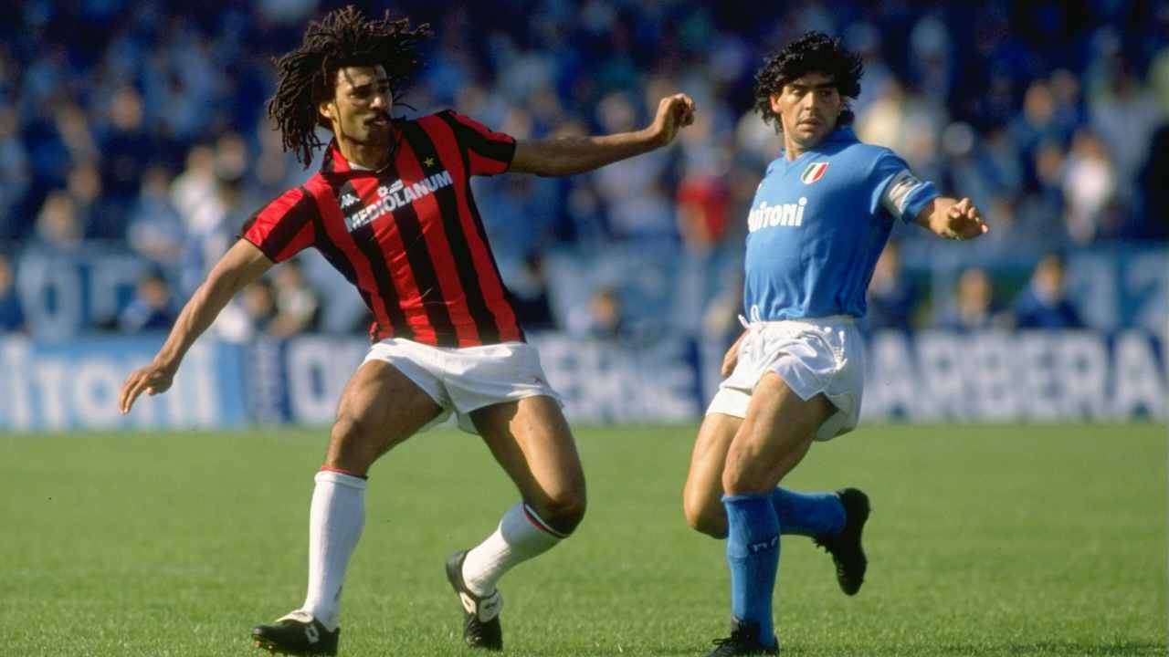 Da sinistra: Ruud Gullit del Milan in campo con Diego Maradona del Napoli, maggio 1988 (foto di Allsport UK /Allsport)