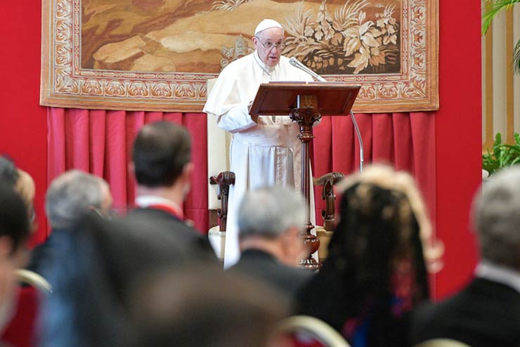 Abusi in Vaticano, spunta la lettera di una vittima al Papa