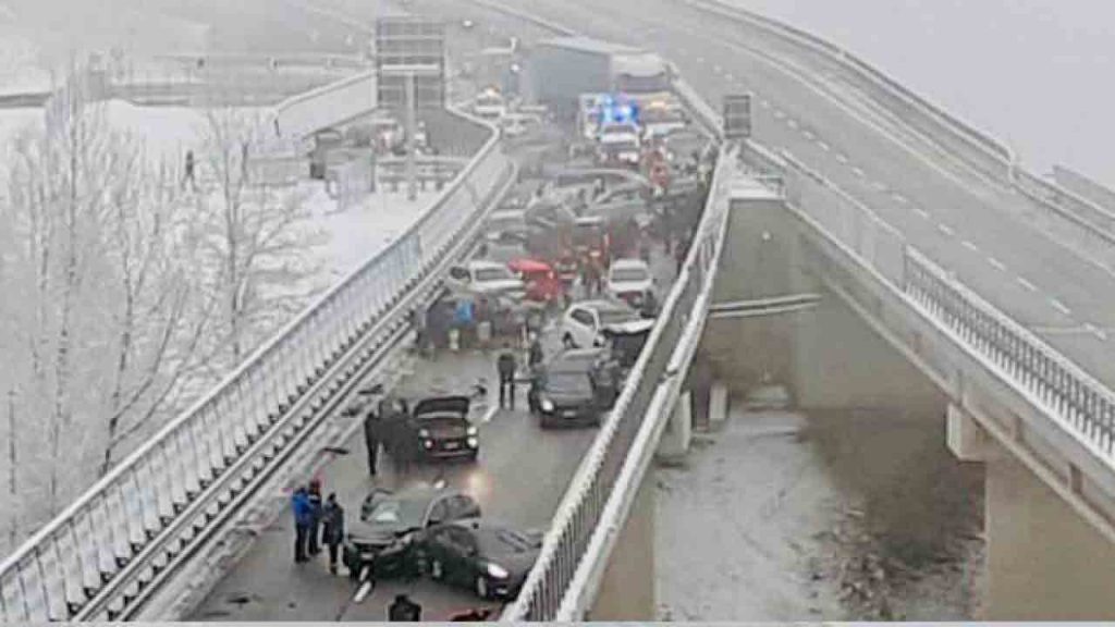 Maxi tamponamento coinvolge 25 mezzi, scene di panico: due morti [VIDEO]