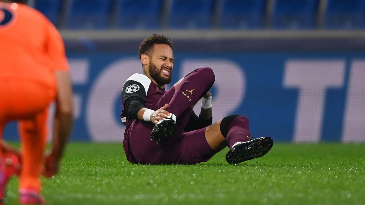 Paris Saint Germain, Neymar si infortuna durante la partita di Champions League con l'Istanbul Basaksehir del 28 ottobre 2020 (foto di Ozan Kose - Pool/Getty Images)